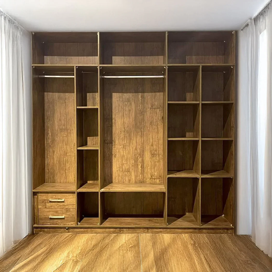 دريسنج روم 240×230 سم لتنسيق الملابس لتنظيم الملابس دريسنج روم من فيرف هوم، عرض 240 سم وعمق 55 سم وارتفاع 230 سم